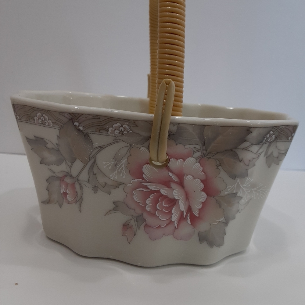 Porcelain/Ceramic Basket